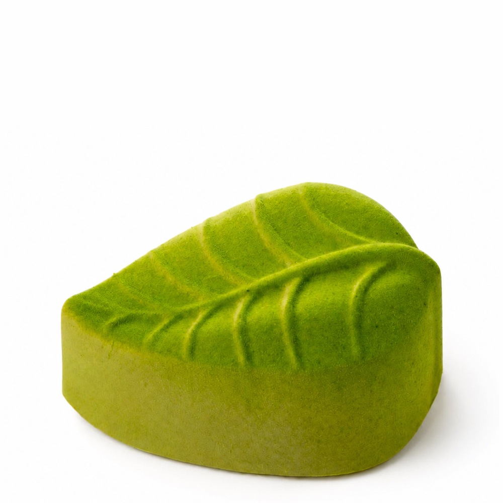 Goloso dessert al tè verde Matcha con strato interno di mousse al caramello, gelée al ribes nero e base di pasta frolla